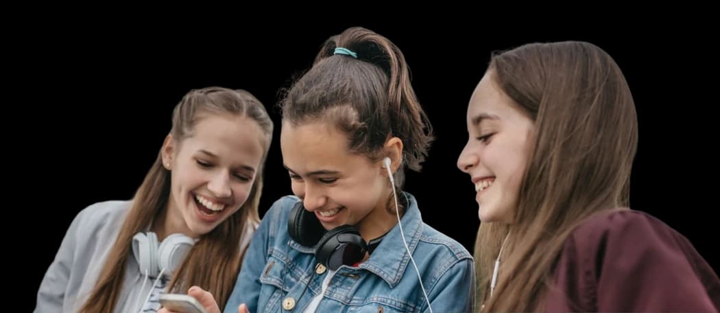 Trois amis écoutant de la musique ensemble sur un téléphone